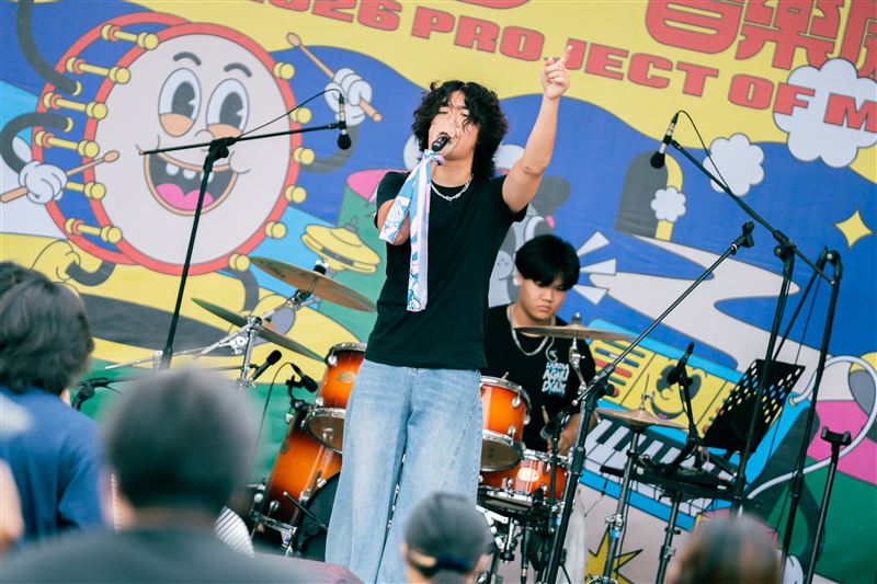 「青春引擎－音樂展演前導活動」7月25日在駁二月光劇場熱鬧登場，8組自高中職及大專校院脫穎而出的學生樂團接力登台，同時也為8月23日在駁二LIVE WAREHOUSE舉行的「2026高速青春音樂展演」預作暖身。（圖／高雄市青年局提供）