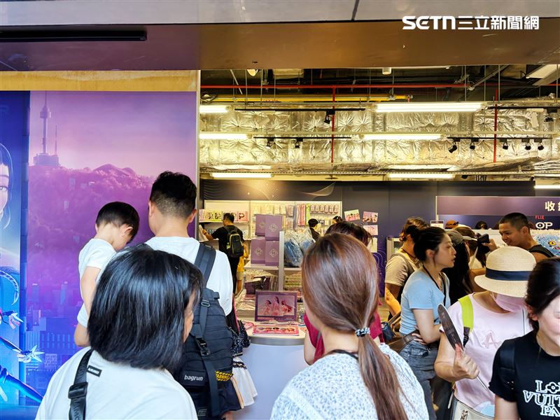 K-POP獵魔女團一週年官方快閃店,7日進駐台中驛鐵道文化園區,活動為期2週。(圖/翻攝畫面)