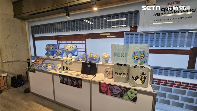 活動共推出破百款官方限定週邊與服飾,包含官方絨毛玩偶、特色布章等商品。(圖/翻攝畫面)