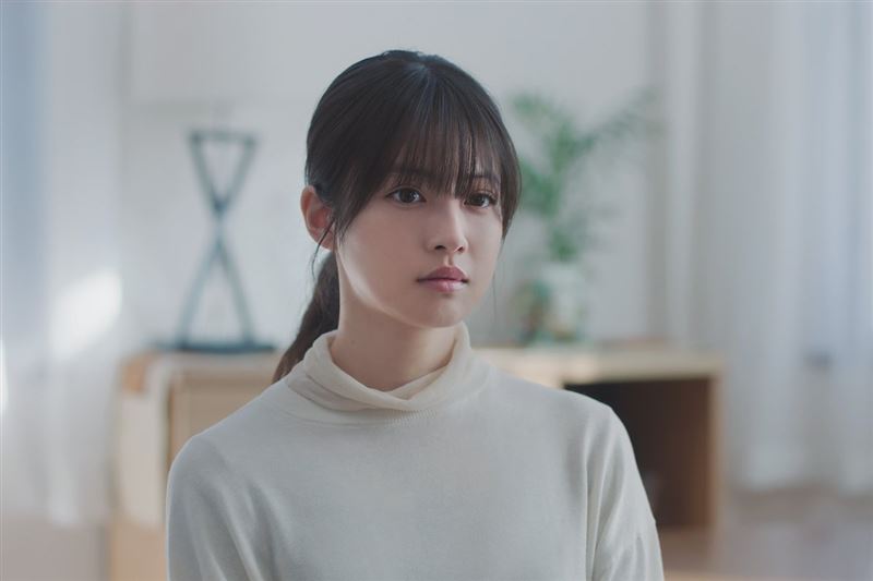 《天鵝與蝙蝠》電影中,松村北斗攜手今田美櫻尋找和彼此父親有關的殺人案真相。(圖/車庫娛樂提供)