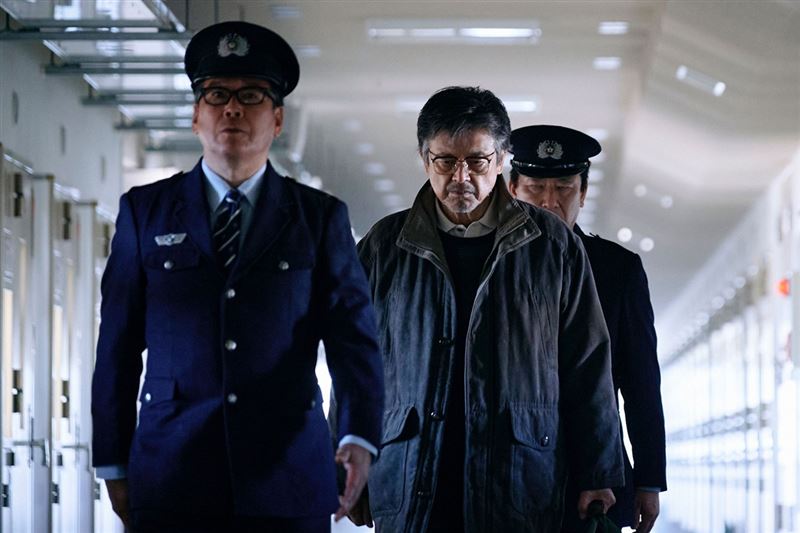 東野圭吾熱銷160萬冊懸疑巨作《天鵝與蝙蝠》真人電影版將登台上映。(圖/車庫娛樂提供)