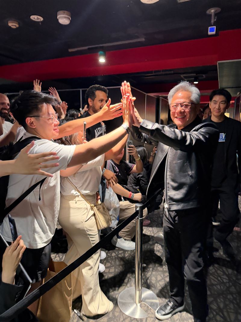 黃仁勳抗老祕密曝光!名醫潘致皓揭4習慣「長期重訓、規律作息、持續學習、停止容貌內耗」讓人老得慢, 你也可以有年輕感。(圖/翻攝自X平台 @NVIDIA GeForce JPX)