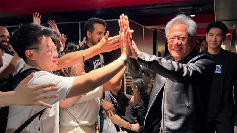 黃仁勳抗老祕密曝光!名醫揭4習慣老得慢