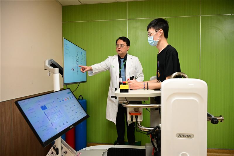 醫師透過下肢復健機器人指導患者加強肌耐力。(圖/翻攝畫面)