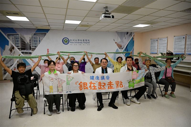 亞大醫院舉辦健康講座提醒長輩們防跌意識與如何避免身體退化。(圖/翻攝畫面)