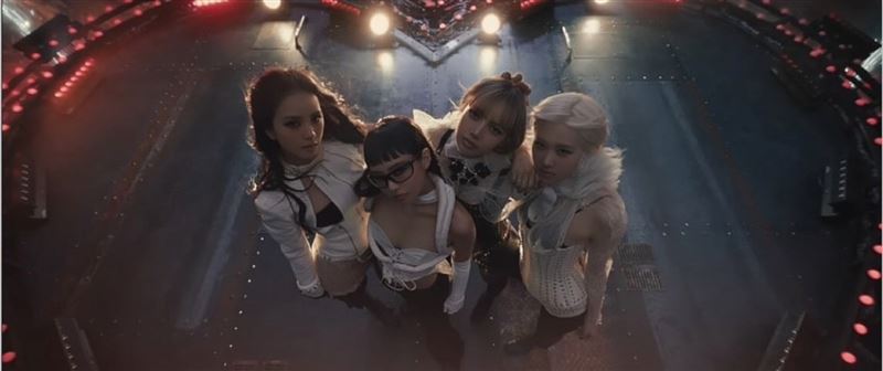 BLACKPINK粉絲覺得十週年活動缺乏誠意,手持高爾夫球桿襲擊 YG 娛樂大樓。(圖/翻攝自IG @blackpinkofficial)