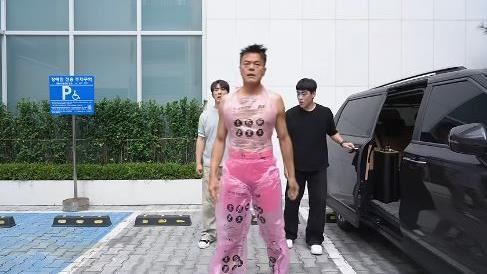 男星突破極限 秀服遭丟披粉紅垃圾袋登台