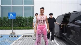 男星突破極限　秀服遭丟披粉紅垃圾袋登台