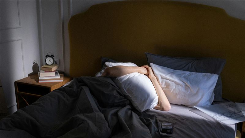睡眠門診最常見的迷思,是認為「睡得快、睡得久」,就代表睡得好,但其實更重要的是睡眠品質。(示意圖/Pexels)