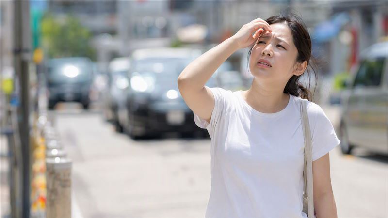 台灣夏天高溫炎熱,走在路上總會滿頭大汗。(示意圖/AI生成)