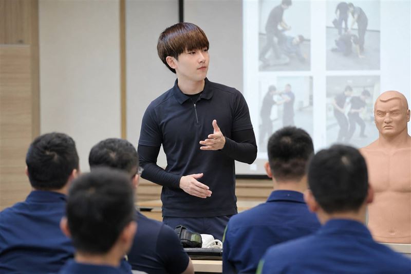 陳勇正受邀至台南消防體系義消高級救護隊活動,分享防身、風險辨識與危機應變觀念,昔日因街頭事件被認識的人,如今開始站上講台,把親身經驗轉化為第一線人員可以討論與運用的安全觀念。(圖/翻攝畫面)