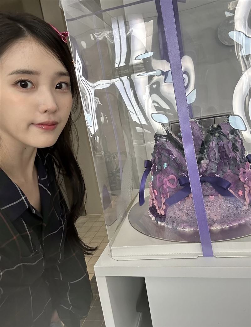 店家透露這款特別設計的蛋糕是由演員邊佑錫親自訂製送給IU,從配色到造型都藏滿巧思。(圖/翻攝自IG @dlwlrma )
