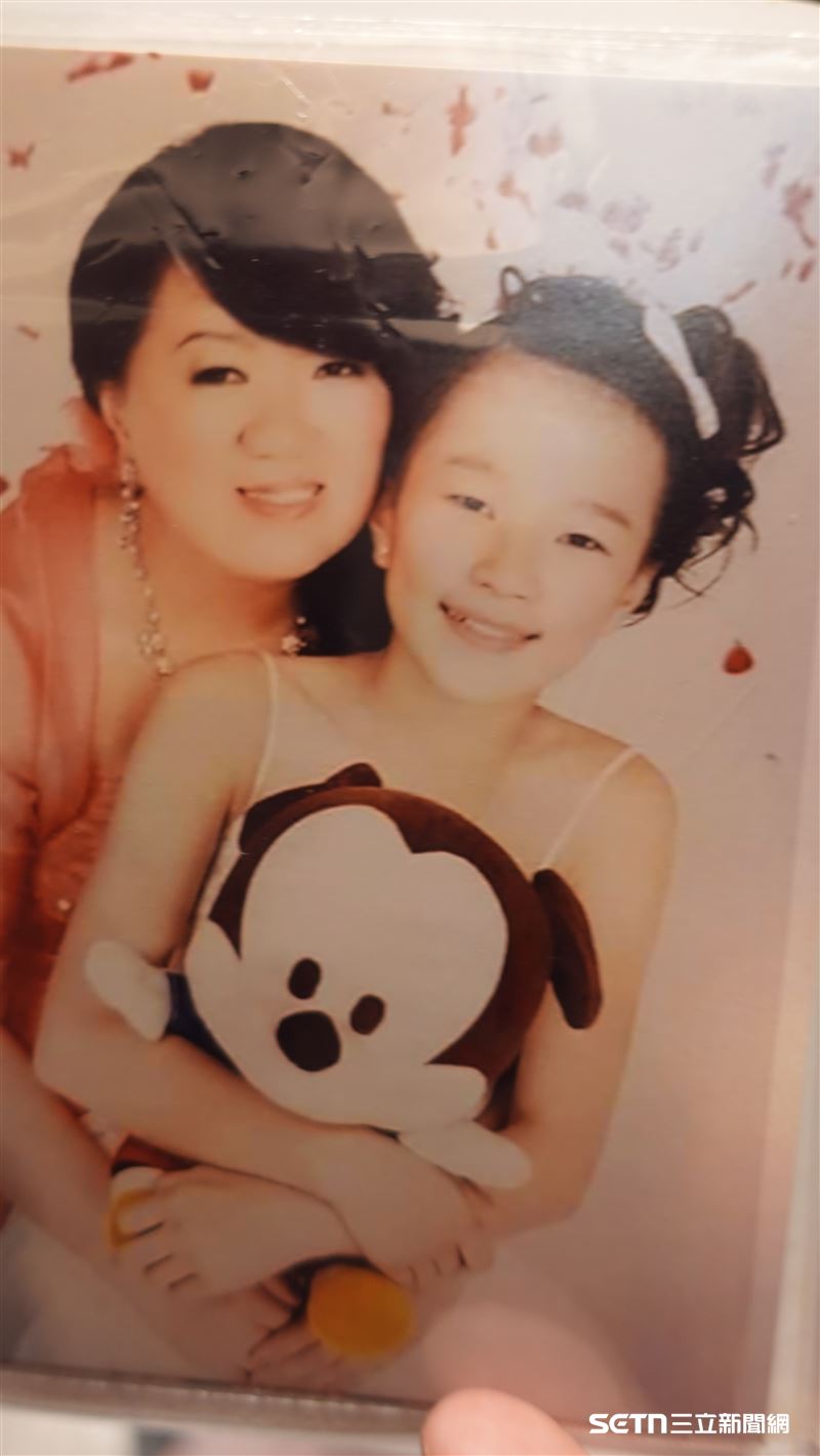 婚姻跌了一跤後,秀涼沒有向命運低頭。即使明知獨自扶養孩子不容易,她仍選擇勇敢承擔,母兼父職,努力給女兒最好的成長環境。(圖/記者張雅筑翻攝)
