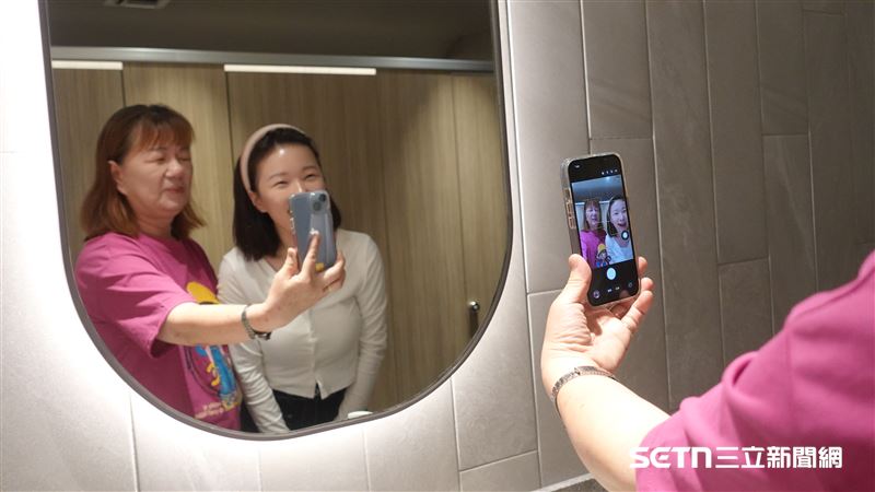 秀涼拿著手機熟練地自拍、喬角度,臉上滿是自信笑容。晶晶笑著打趣說:「她現在比我還會拍照!」曾經害怕鏡頭的她,如今終於能自在欣賞鏡頭裡的自己。(圖/記者張雅筑攝)