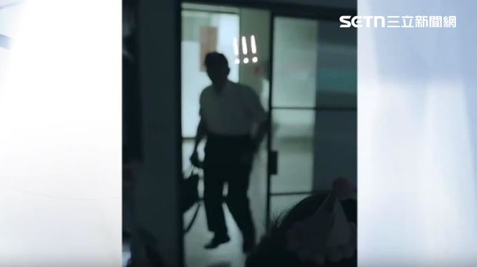 自癒能力超群?柯P才拄拐杖 隔天能跳