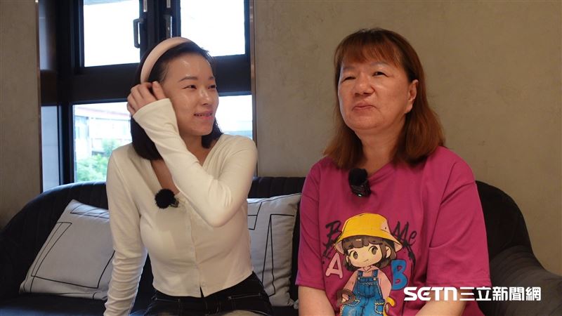 秀涼坦言,過去的自己總覺得「我長得好醜、好醜」,因為唇腭裂和外界異樣眼光,讓她長年缺乏自信。一旁的女兒晶晶也坦言,成長過程中,曾因年紀小而在意別人的眼光,直到長大後才真正理解母親一路走來的不容易,也更以媽媽的勇敢為榮。(圖/記者張雅筑攝)