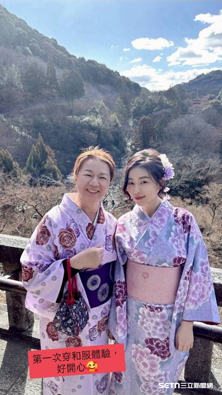 晶晶分享母女倆到日本旅行、一起穿上和服的照片。她感性地說,這趟旅行是自己送給媽媽的一份遲來的人生禮物,希望媽媽未來不再只是為了家庭而活,也能好好為自己活一次。(圖/記者張雅筑攝)