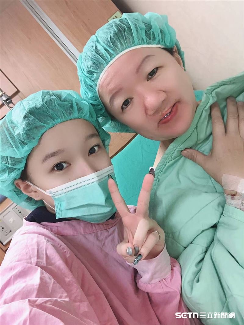 受限於當時醫療資源、資訊及家庭經濟,秀涼年幼時僅完成最基本的唇裂修補,後續腭裂修補及相關治療被迫中斷。由於腭裂未修補完成,她從小吃東西、喝水時常會從鼻腔流出,不僅造成生活上的不便,也讓她比同齡孩子承受更多異樣眼光。圖為女兒晶晶陪伴媽媽秀涼手術的照片。(圖/受訪者提供)
