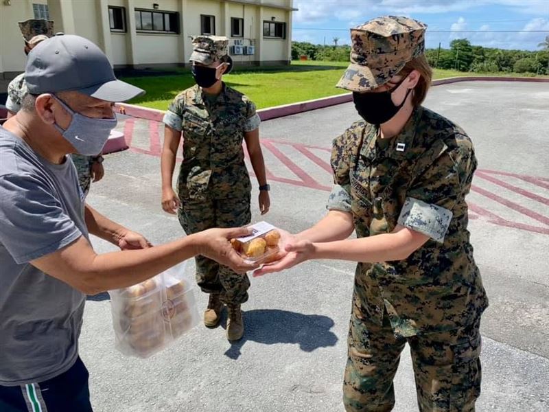 「美國勞軍組織」曾分享,向美國海軍陸戰隊官兵贈送奶油泡芙。(圖/翻攝自USO Tumon Bay臉書)