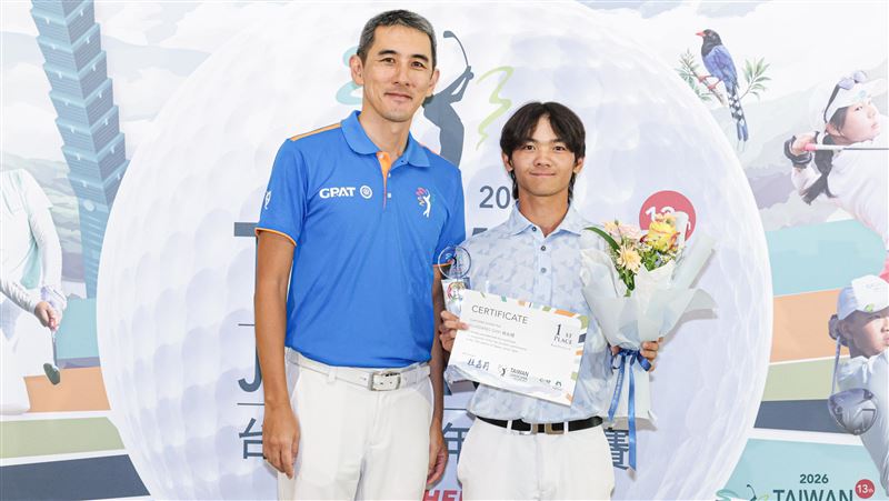 2026 Taiwan Junior Open 大會執行長翁士棻(左)與男A冠軍台灣選手施友翔。(圖/台灣青少年公開賽提供)