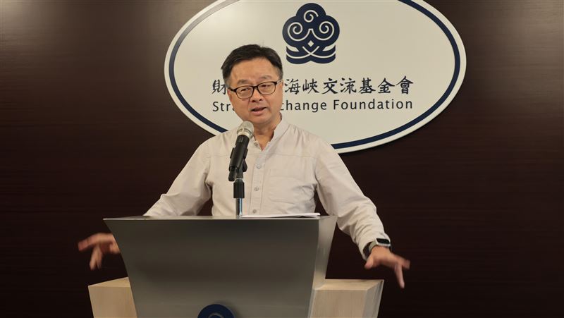 海基會秘書長羅文嘉7日下午主持背景說明會。(圖/中央社)