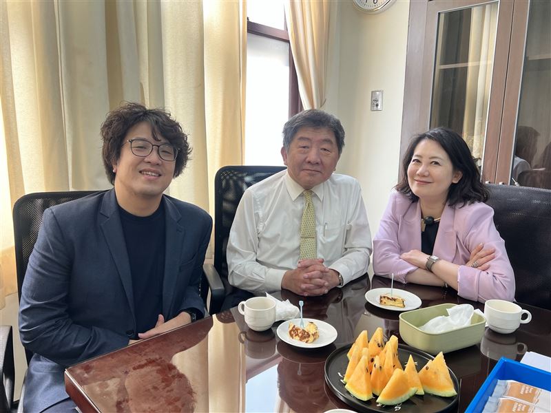 陳時中、沈伯洋、吳思瑤三人同框。（圖／立委吳思瑤提供）