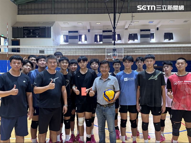 2026年U17男排世界賽移地訓練,縣排球主委加碼加菜金鼓舞選手士氣。(圖/翻攝畫面)
