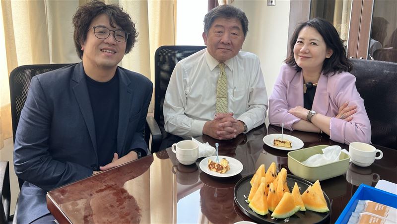 合體沈伯洋　「過來人」陳時中送3叮嚀