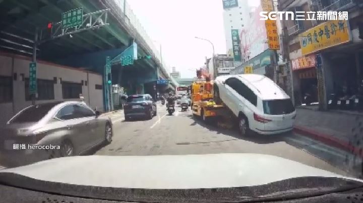拖吊業者「沒有綁好」,車輛剛起步就重摔落