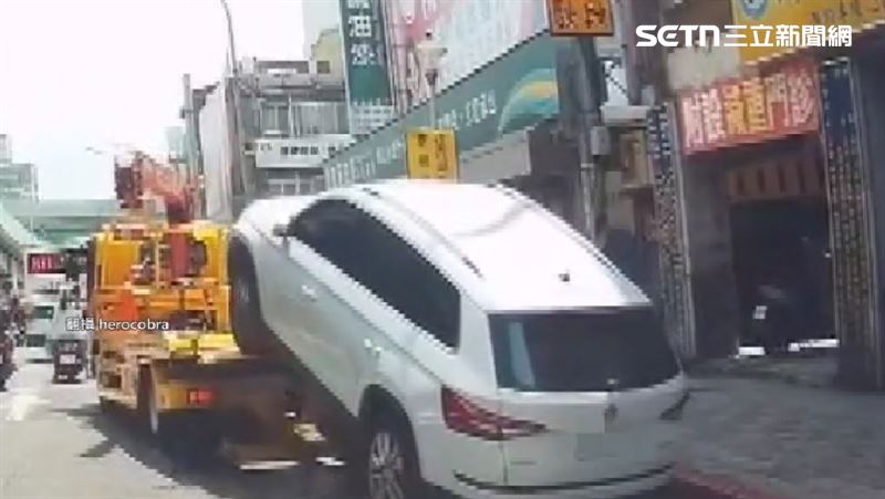 拖吊車「沒綁好」! 百萬休旅重摔滑落