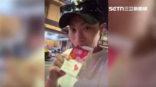 飲料空盒找嘸地方丟　騎車咬著遭攔查槓警