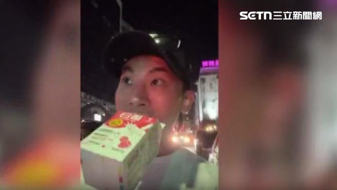 有民眾因為咬著飲料盒騎車被警攔下,爆發爭執