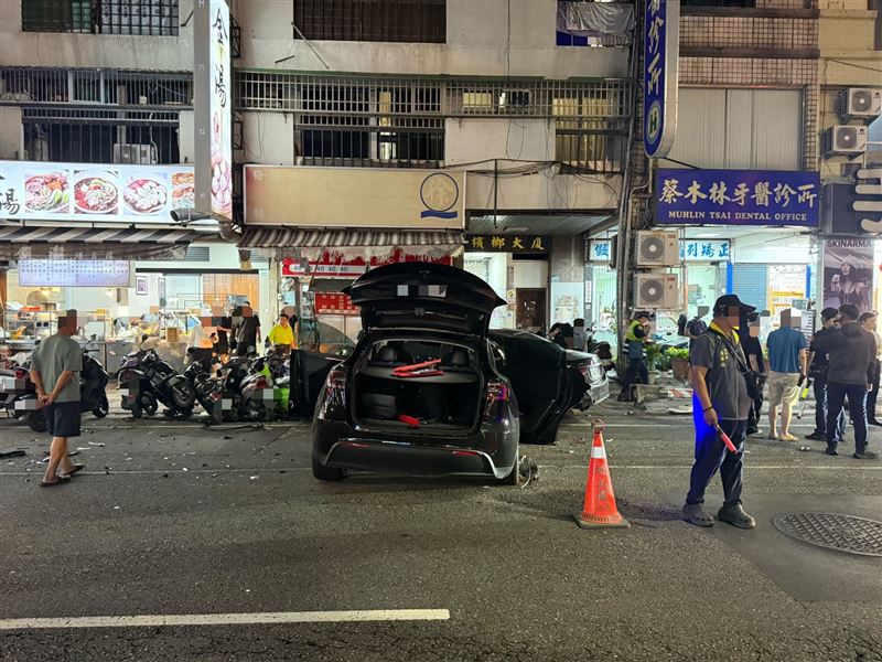 郭男行經該路段竟爆衝連3撞,波及13輛汽機車,造成3人受傷。(圖/民眾提供)