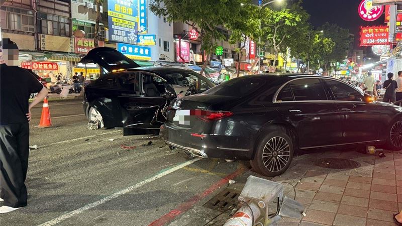 警方指出,郭男隨後再撞擊路邊變電箱。(圖/民眾提供)