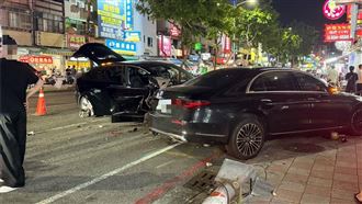 高雄轎車暴衝連3撞！波及13車600戶停電