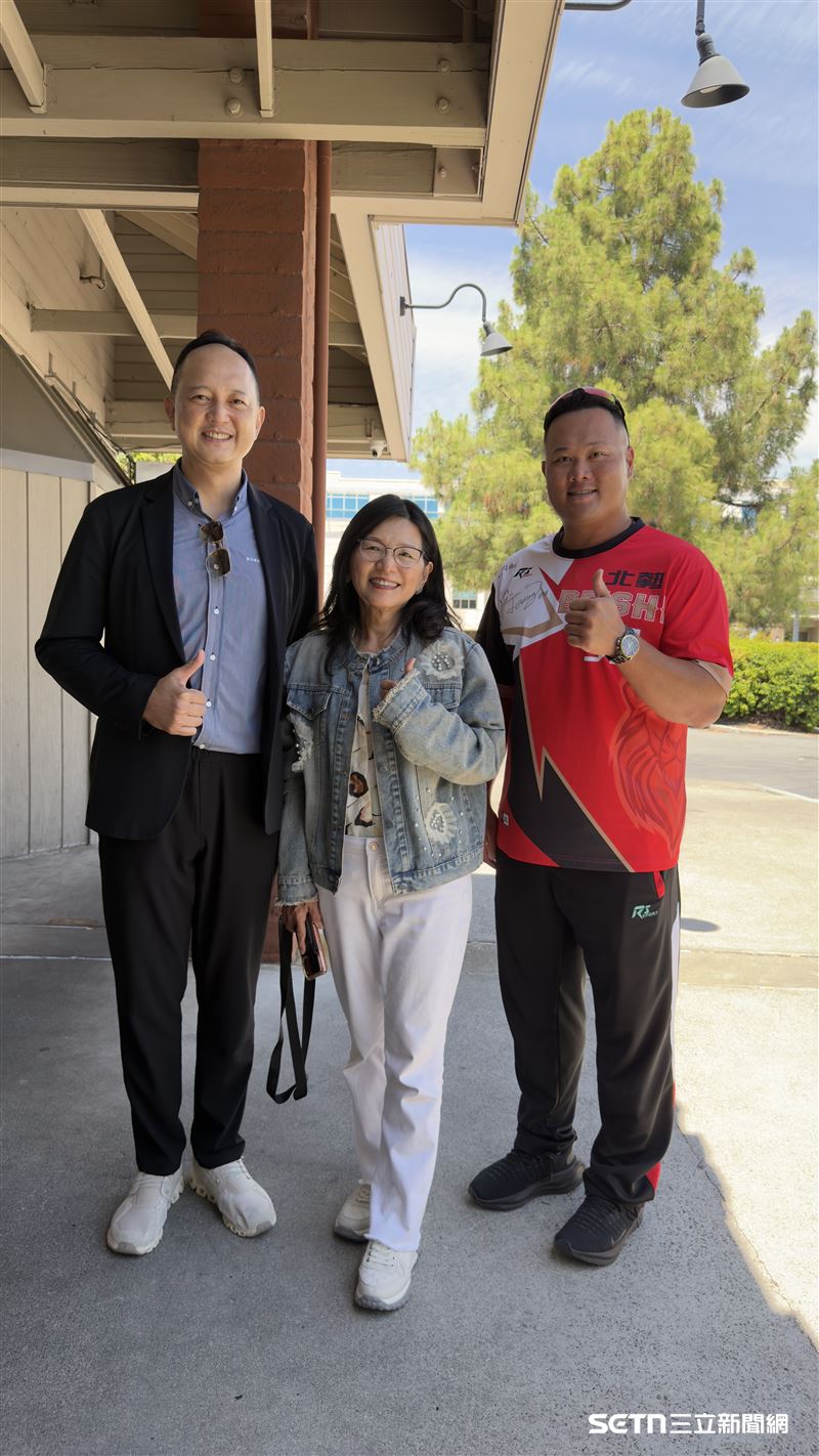 (圖中)美國加州希爾斯堡(Hillsborough)前市長、現任市議員莊吳明芳(Marie Chuang)特地到場為北勢國中棒球隊加油打氣,以實際行動支持台灣基層棒球,也讓遠赴美國交流的小球員們感受到海外僑界滿滿的溫暖與鼓勵。(圖/北美台灣一級棒聯盟授權提供)