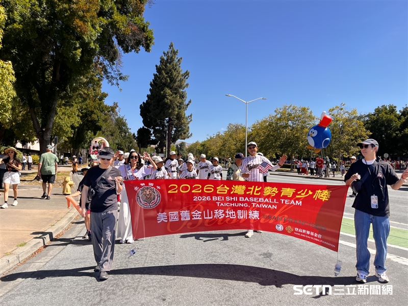 北勢國中棒球隊受邀參加美國7月4日國慶遊行,不僅讓孩子們體驗不同文化,也受到沿途美國民眾熱情歡迎,透過棒球與笑容,搭起台美交流的橋梁。(圖/北美台灣一級棒聯盟授權提供)