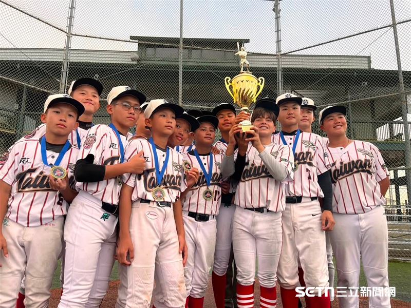北勢國中棒球隊在「北美台灣一級棒聯盟(T League、RGT)」交流賽中,以五連勝之姿勇奪冠軍。這座獎盃不只是勝利的象徵,更承載著孩子們跨越太平洋追逐夢想的努力,以及台灣、美國兩地無數善心人士一路相挺的心意。(圖/北美台灣一級棒聯盟授權提供)