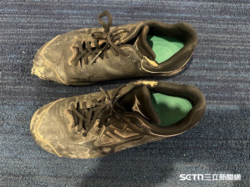 這雙早已磨損的棒球釘鞋,屬於北勢國中其中一名球員。對不少經濟並不寬裕的棒球家庭而言,一雙釘鞋往往得穿上許久,即使鞋面磨損、鞋釘磨平,孩子們仍捨不得更換;但站上球場後,他們從未因裝備不如人,就少拚一球。也正因如此,當不少台僑看著孩子們穿著磨損的釘鞋,在異鄉球場全力奔跑時,心疼得紅了眼眶甚至落淚。(圖/北美台灣一級棒聯盟授權提供)