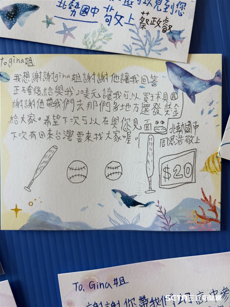小球員利用空檔,一筆一畫親手寫下感謝卡,希望向一路支持他們赴美追夢的台灣與美國善心人士表達謝意,也把這份溫暖與感恩,化作未來繼續努力的力量。(圖/北美台灣一級棒聯盟授權提供)