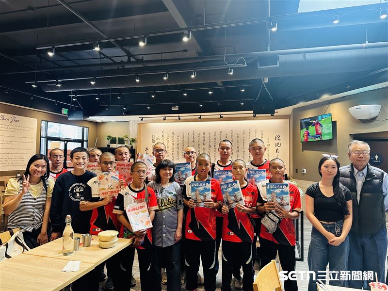 北勢國中棒球隊的小球員把英文課本隨身帶著,連到餐廳用餐也不例外。只要一有空檔,就低頭練習英文,把握每一分鐘學習的時間與機會。更令人感動的是,這群美國英文志工老師不只在赴美期間陪伴孩子學英文,返台後也將持續透過線上課程接力教學,用行動陪伴這群孩子一步步走向更大的世界。(圖/北美台灣一級棒聯盟授權提供)