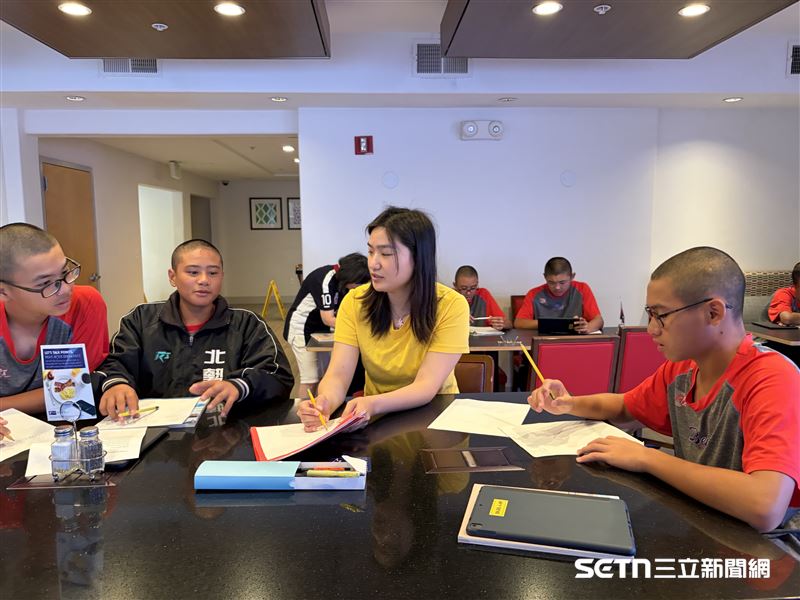 即使往返車程超過2個小時,美國英文志工老師仍堅持前來陪伴北勢國中棒球隊的孩子學習英文,希望透過語言拓展他們的國際視野,也讓孩子知道,在追夢的路上,始終有人願意陪伴與相信他們。(圖/北美台灣一級棒聯盟授權提供)