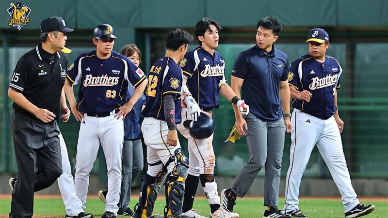 中信兄弟張士綸抽筋退場。(圖/中信兄弟提供)