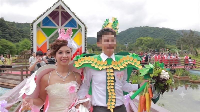童芯2014年以舊名「余家菁」,與僅交往3個月的宜蘭縣政府農業處科長閃婚。(圖/翻攝自幸福角落婚紗攝影工作室YouTube)