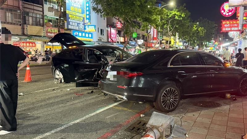 賓士S500擋下了原本會更嚴重的衝撞事故。(圖/翻攝畫面)