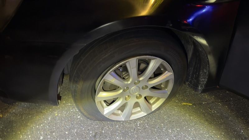 50歲古姓男子涉嫌毒駕肇事，拒檢逃逸，被員警開4槍制止，擊中3顆輪胎，最終車輛無法行駛。（圖／翻攝畫面）