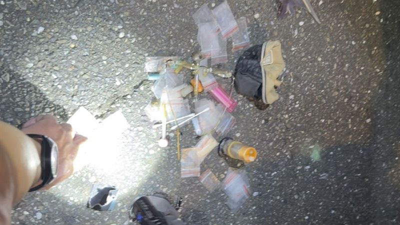 警方在車內，查扣安非他命吸食器、分裝袋及毒品殘渣等證物。（圖／翻攝畫面）