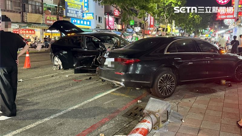 事故地點靠近人潮眾多的光華夜市,當時特斯拉暴衝,最終撞上賓士後停止,不少人認為是賓士車主避免了更多人傷亡。(圖/翻攝畫面)