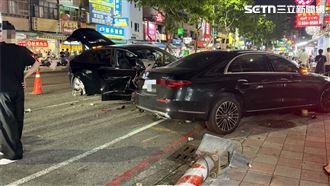 特斯拉撞12車！目擊者：賓士擋下救好多人