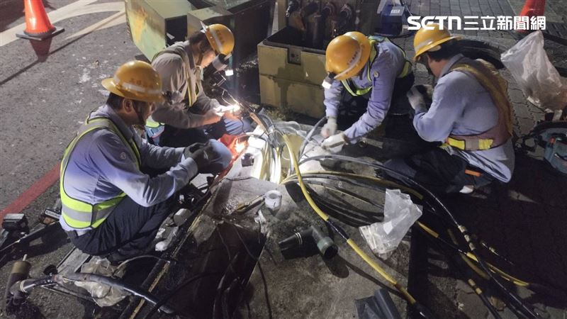 事故造成台電位於光華一路兩具167KVA變壓器被撞毀,共計600戶停電。(圖/翻攝畫面)